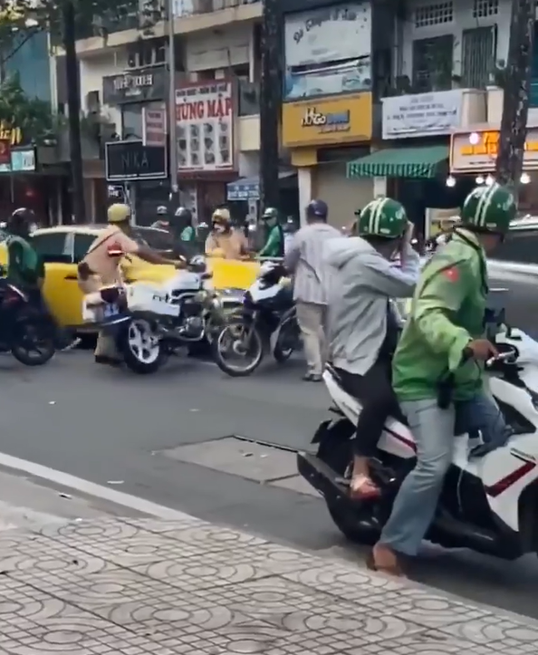 CSGT TPHCM n&oacute;i g&igrave; về vụ t&agrave;i xế &ocirc;t&ocirc; t&ocirc;ng ng&atilde; xe đặc chủng ở Q.5 - Ảnh 1.