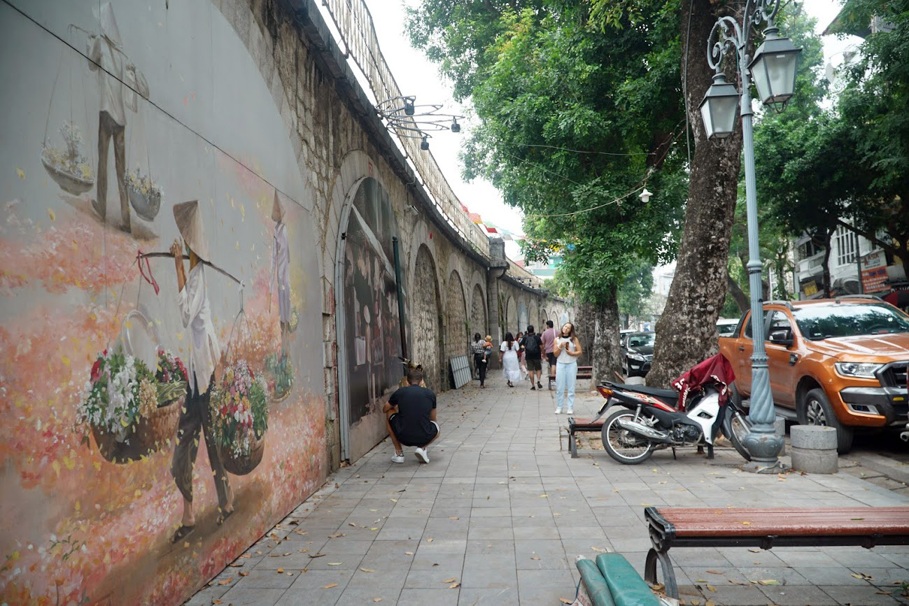 Hà Nội: Những bức họa ở phố Phùng Hưng đang bị thủng, rách - Ảnh 11.