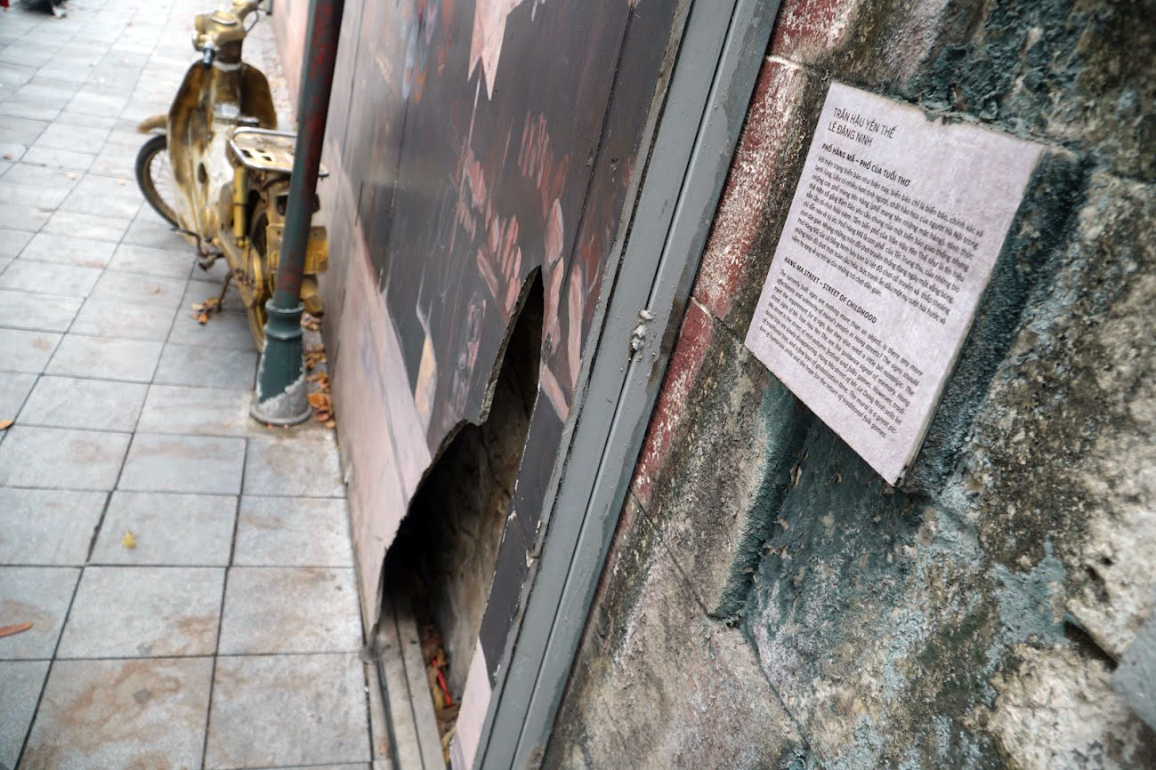 Hà Nội: Những bức họa ở phố Phùng Hưng đang bị thủng, rách - Ảnh 6.