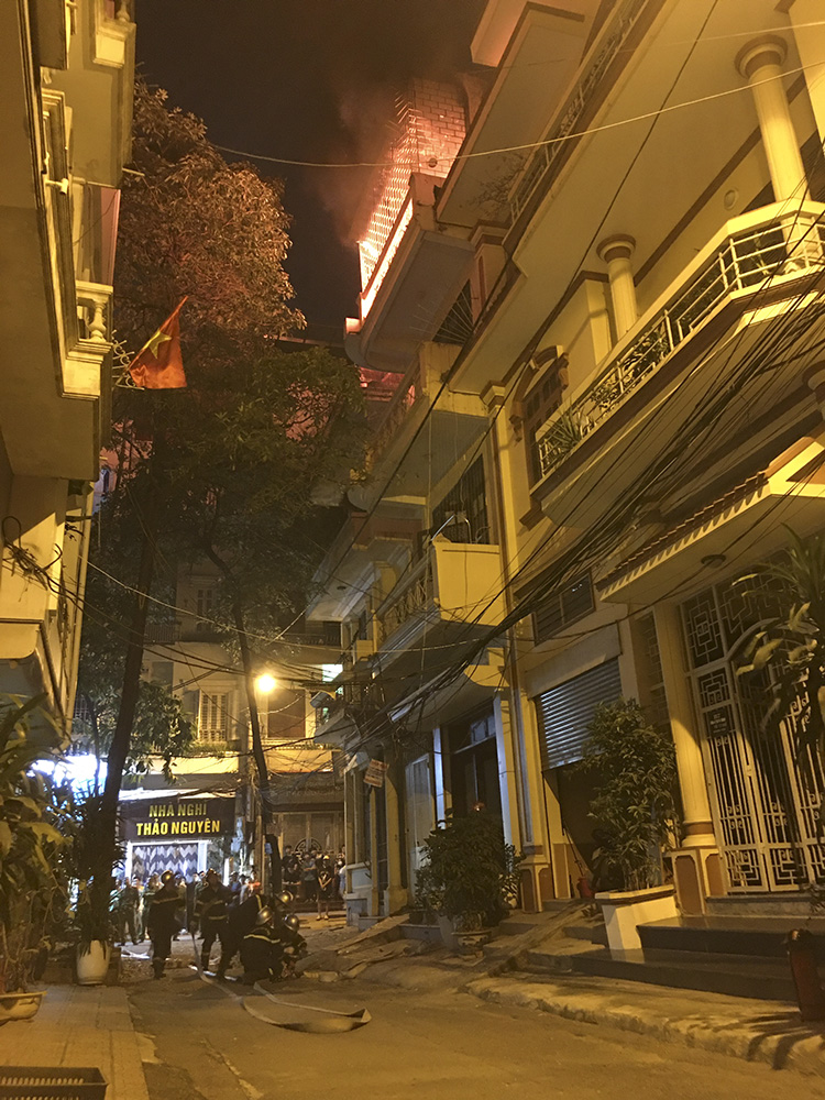 Dập tắt hỏa hoạn nhà dân trong đêm ở Hoàng Cầu, Hà Nội - Ảnh 1.