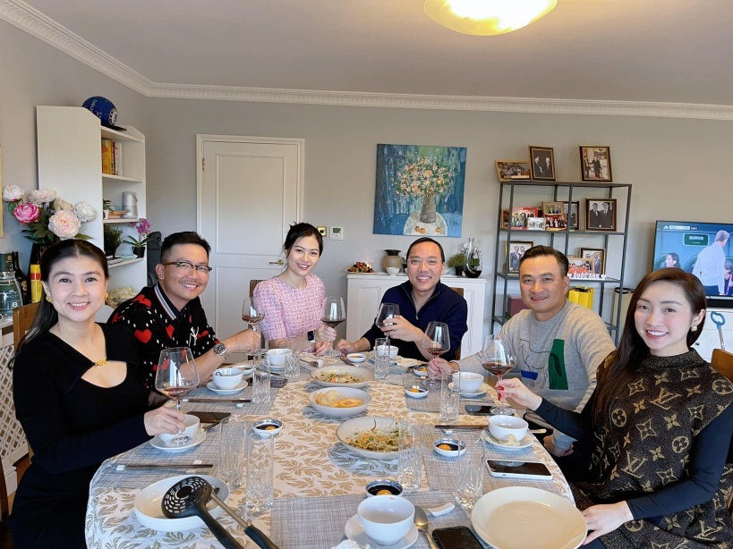 Vợ chồng Chi Bảo thăm nhà hoa khôi Vũ Hương Giang ở Anh - Ảnh 2.