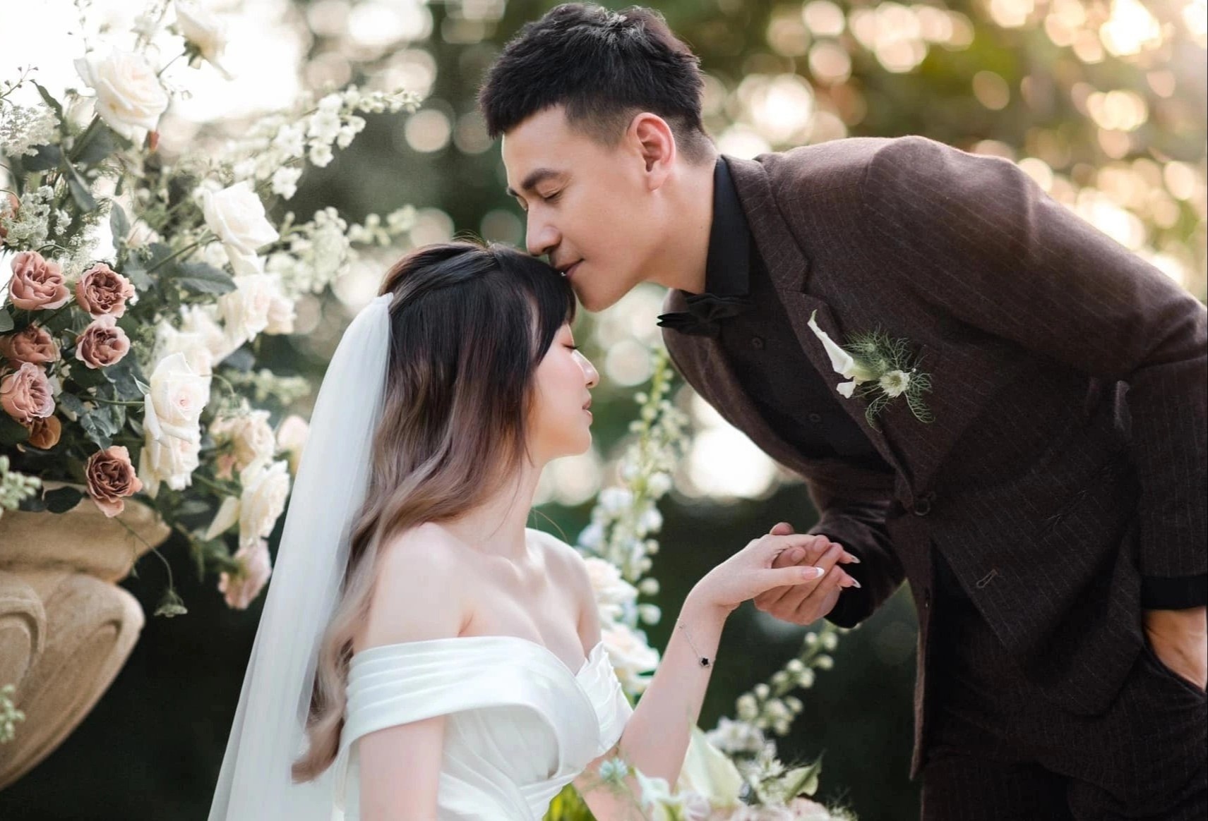 Ảnh cưới của Ngọc Thuận và bạn gái kém 17 tuổi - Ảnh 1.