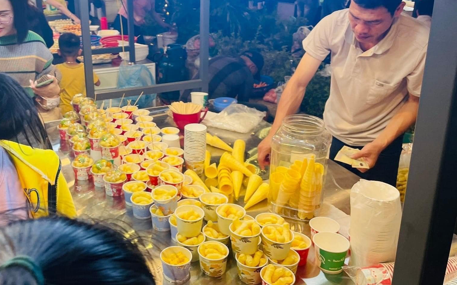 Những tuyến phố ẩm thực thổi 'sinh khí' mới cho du lịch đêm Hà Nội