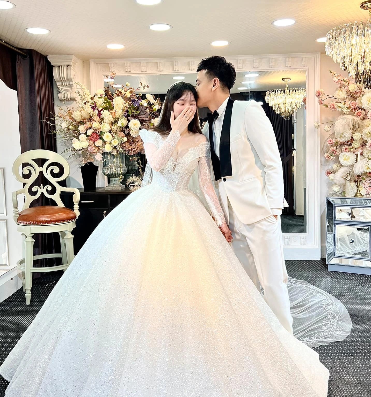 Đám cưới là một trong những ngày đẹp nhất trong cuộc đời mỗi người, vậy tại sao bạn không xem những khoảnh khắc lãng mạn và đáng nhớ trong hôn lễ của diễn viên Ngọc Thuận với hình ảnh tuyệt đẹp?