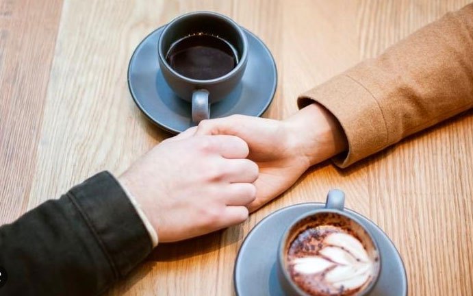 Bất ngờ phát hiện người 'chị em' thân thiết thường xuyên đi uống cà phê riêng với bạn trai mình