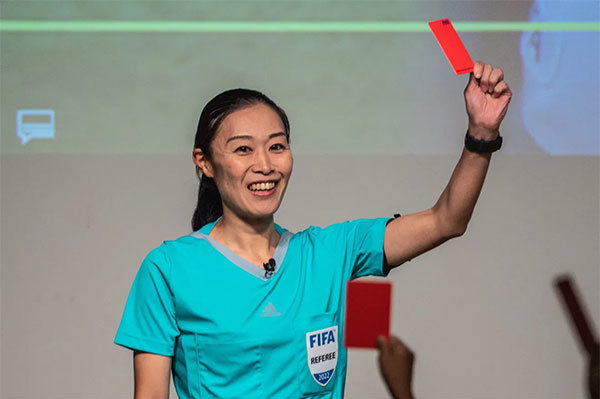 Nữ trọng tài Nhật Bản đầu tiên cầm còi tại World Cup - Ảnh 1.