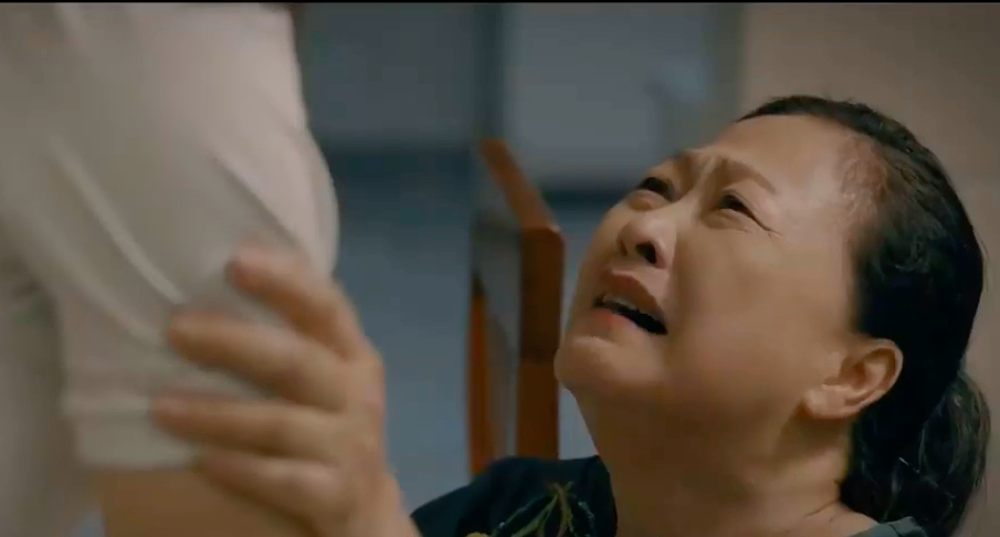 "Hành trình công lý" tập 13: Mẹ chồng quỳ gối xin Phương ở bên chăm sóc Hoàng