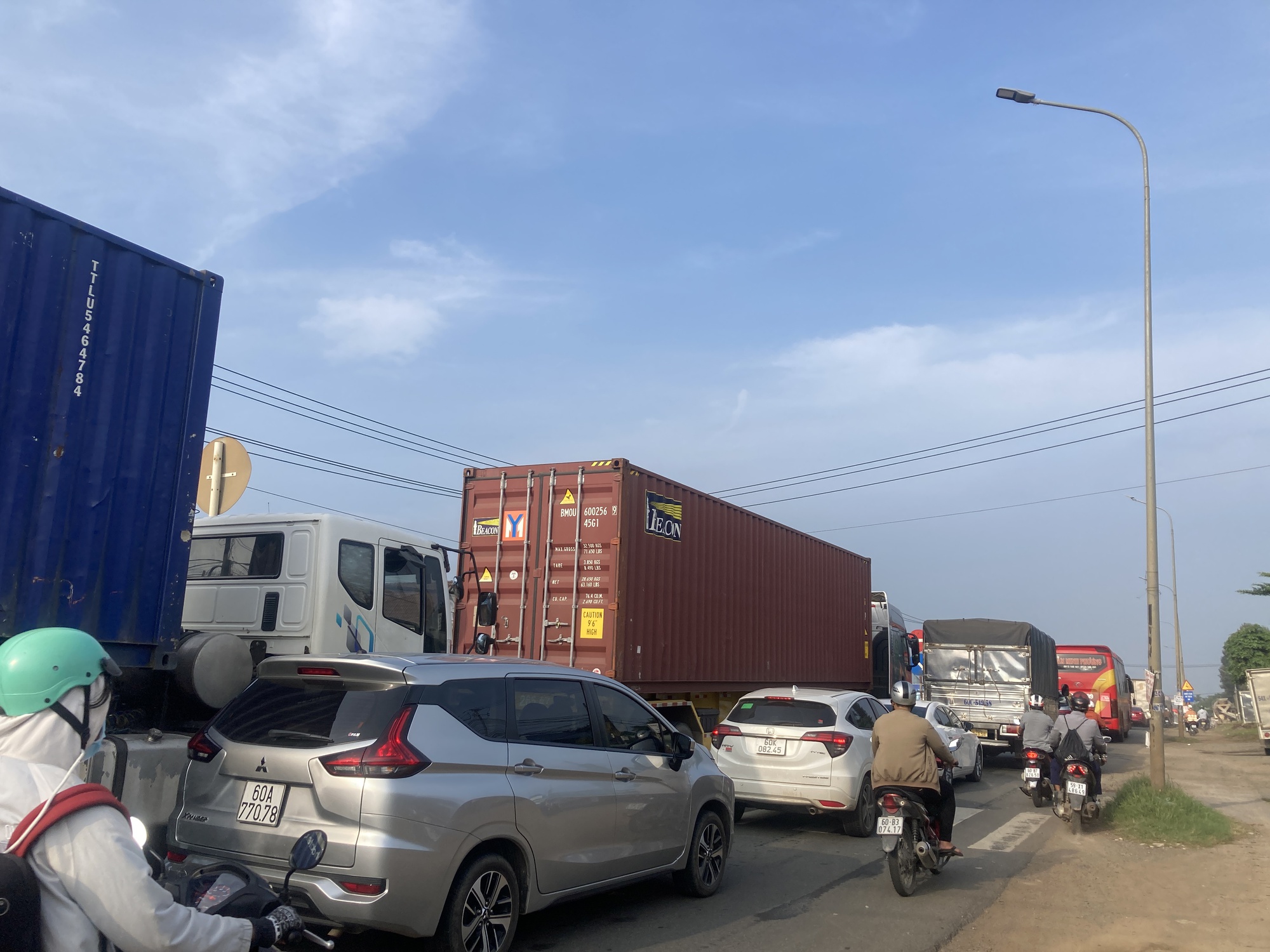 Đầu xe giường nằm vỡ to&aacute;c sau c&uacute; t&ocirc;ng, h&agrave;ng chục kh&aacute;ch la h&eacute;t - Ảnh 8.