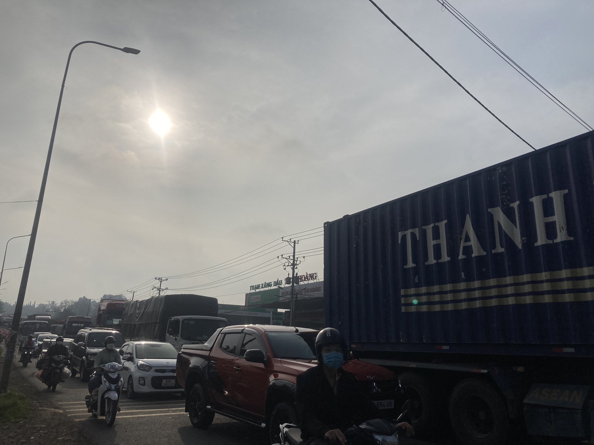 Đầu xe giường nằm vỡ to&aacute;c sau c&uacute; t&ocirc;ng, h&agrave;ng chục kh&aacute;ch la h&eacute;t - Ảnh 7.