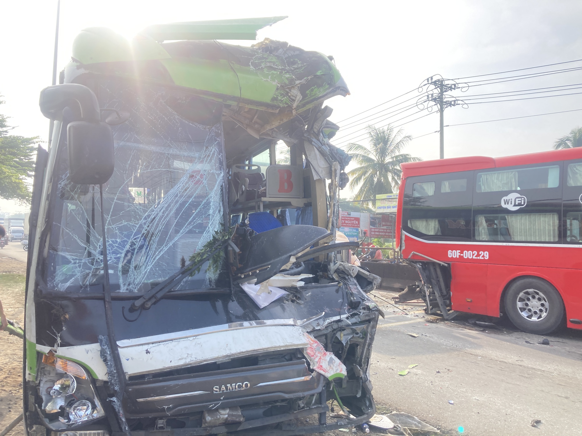 Đầu xe giường nằm vỡ to&aacute;c sau c&uacute; t&ocirc;ng, h&agrave;ng chục kh&aacute;ch la h&eacute;t - Ảnh 1.