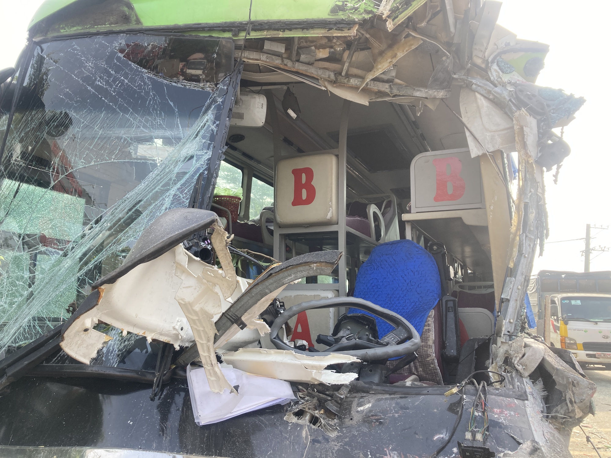 Đầu xe giường nằm vỡ to&aacute;c sau c&uacute; t&ocirc;ng, h&agrave;ng chục kh&aacute;ch la h&eacute;t - Ảnh 2.