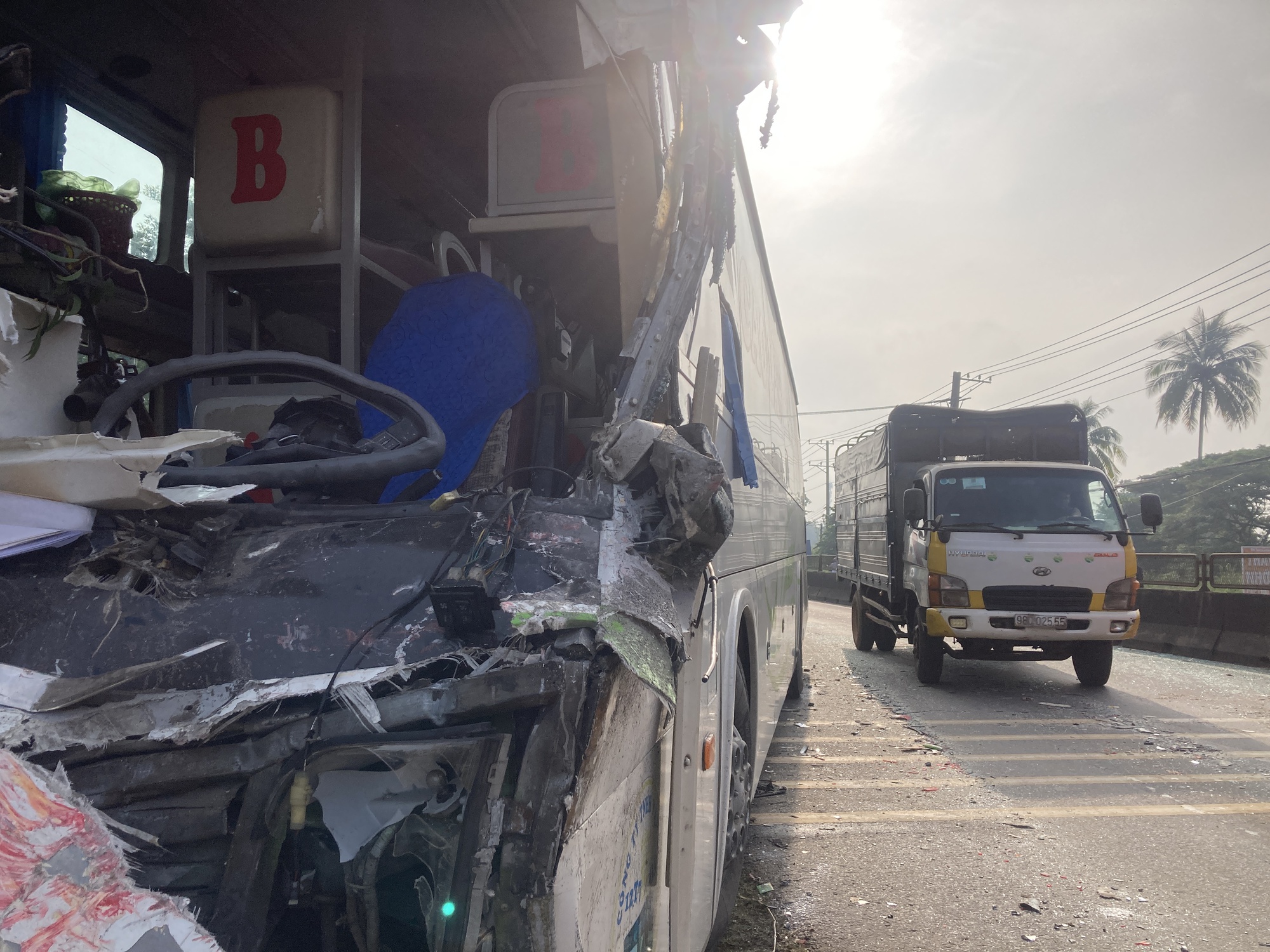 Đầu xe giường nằm vỡ to&aacute;c sau c&uacute; t&ocirc;ng, h&agrave;ng chục kh&aacute;ch la h&eacute;t - Ảnh 3.