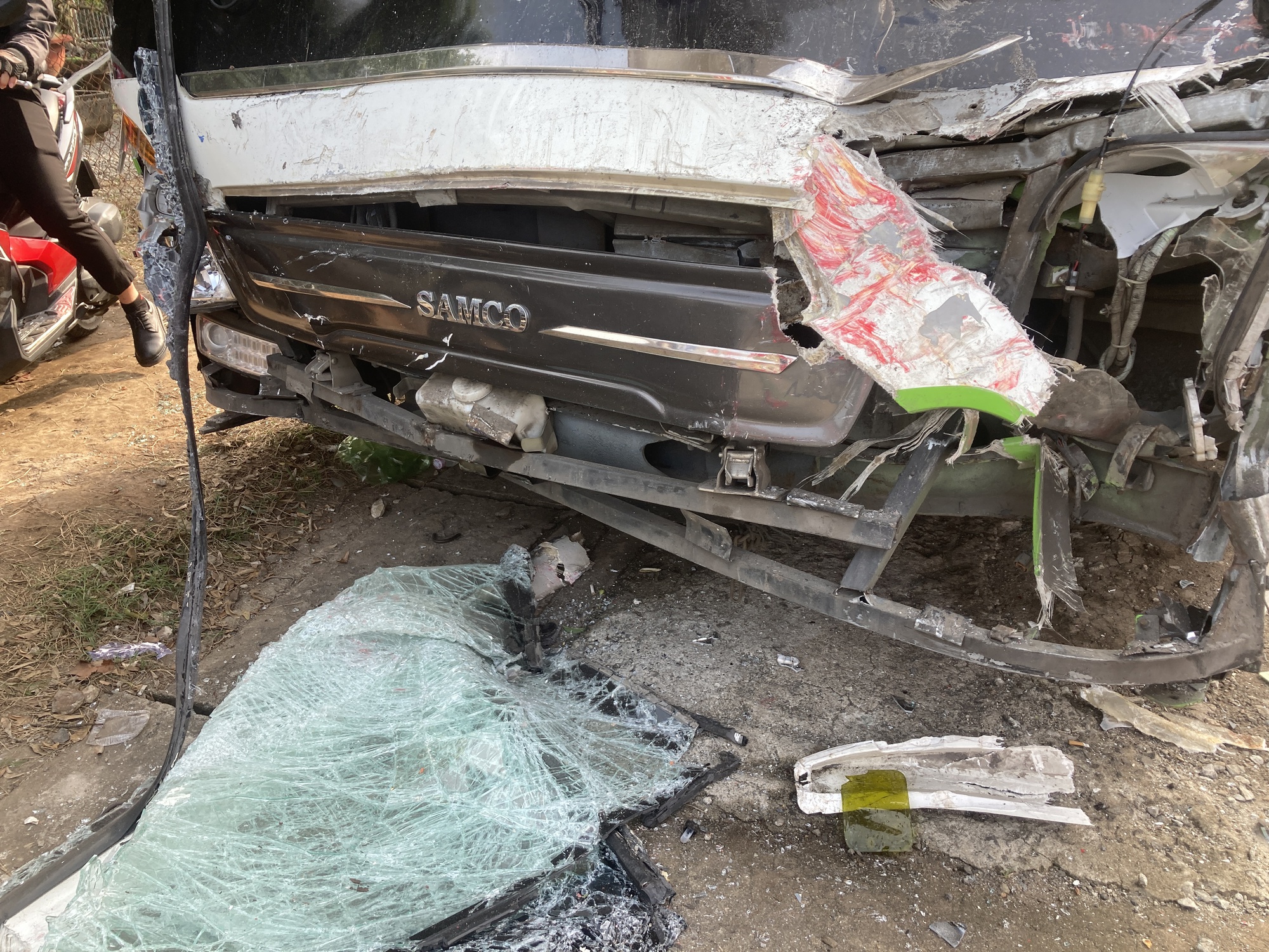 Đầu xe giường nằm vỡ to&aacute;c sau c&uacute; t&ocirc;ng, h&agrave;ng chục kh&aacute;ch la h&eacute;t - Ảnh 4.