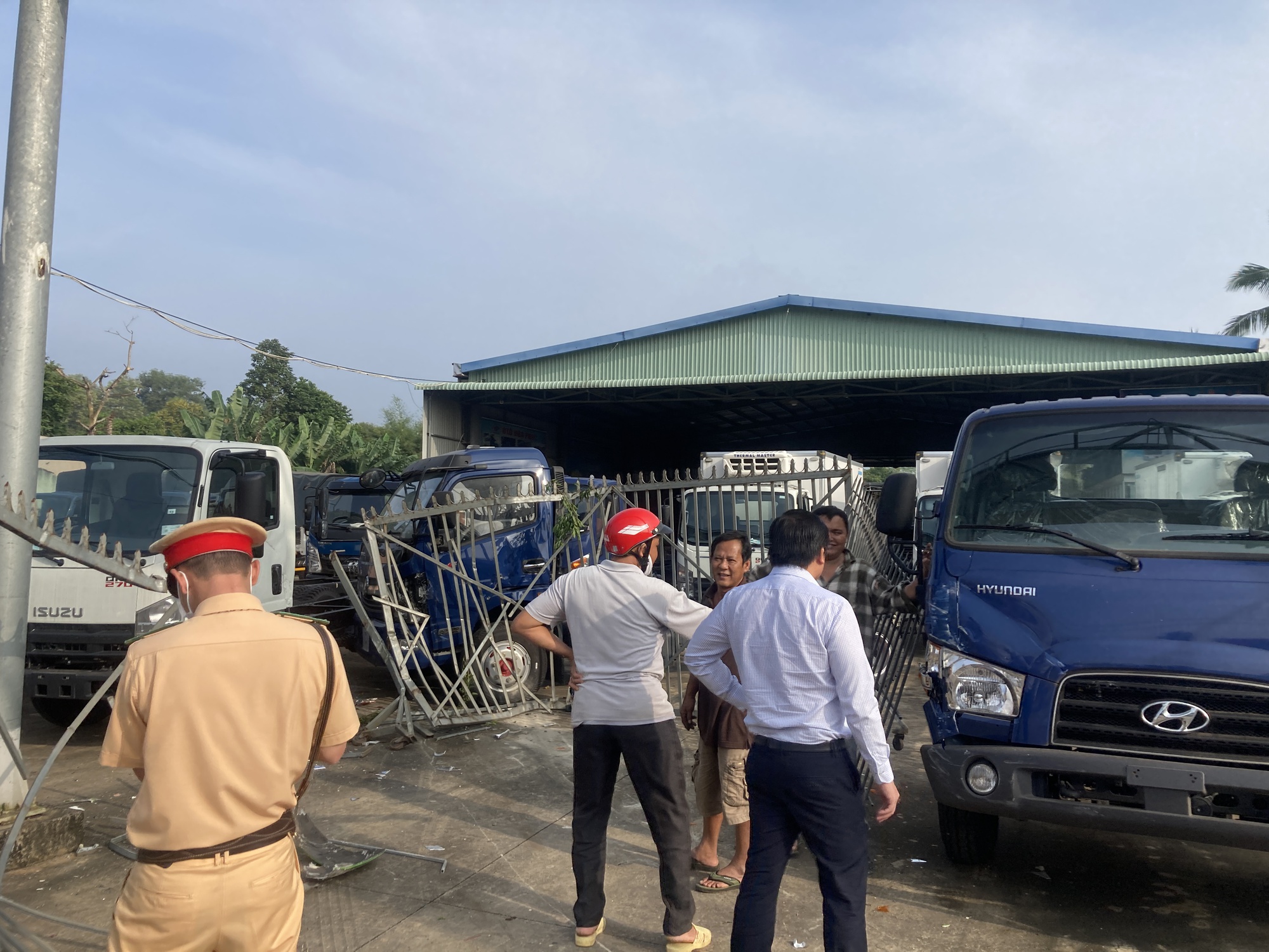 Đầu xe giường nằm vỡ to&aacute;c sau c&uacute; t&ocirc;ng, h&agrave;ng chục kh&aacute;ch la h&eacute;t - Ảnh 6.