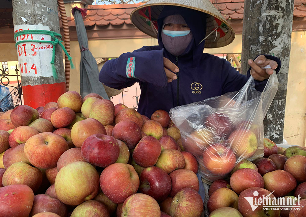 ‘Bóc giá’ trái cây Trung Quốc tại chợ đầu mối - Ảnh 1.