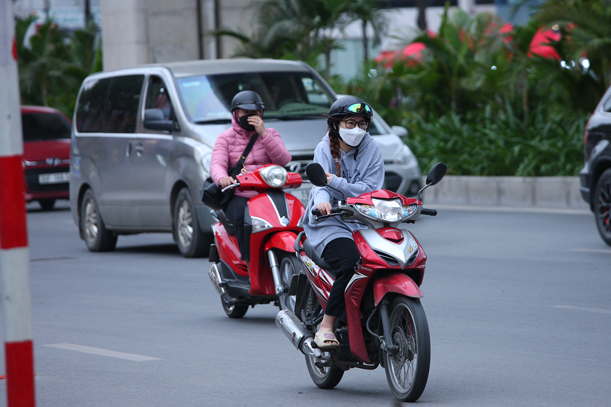 Người Hà Nội mang khăn len, áo khoác, đốt lửa chống lại đợt rét đậm nhất kể từ đầu mùa - Ảnh 2.