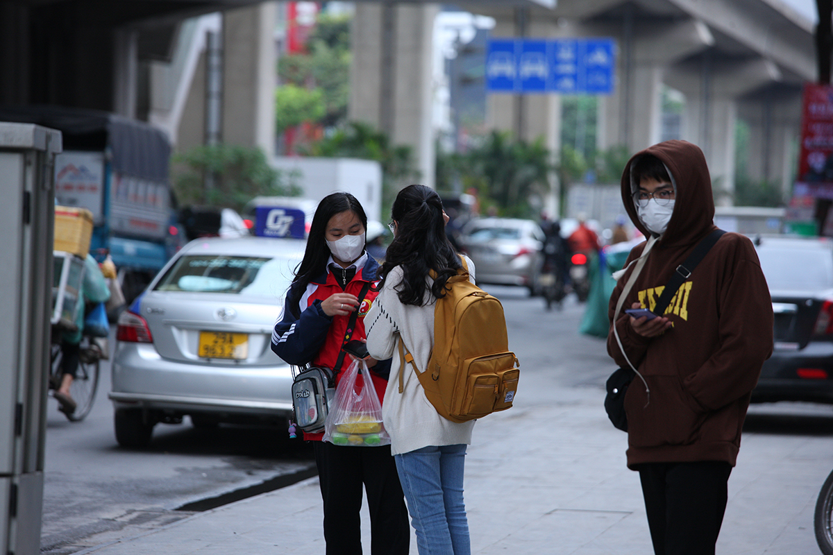 Người Hà Nội mang khăn len, áo khoác, đốt lửa chống lại đợt rét đậm nhất kể từ đầu mùa - Ảnh 9.