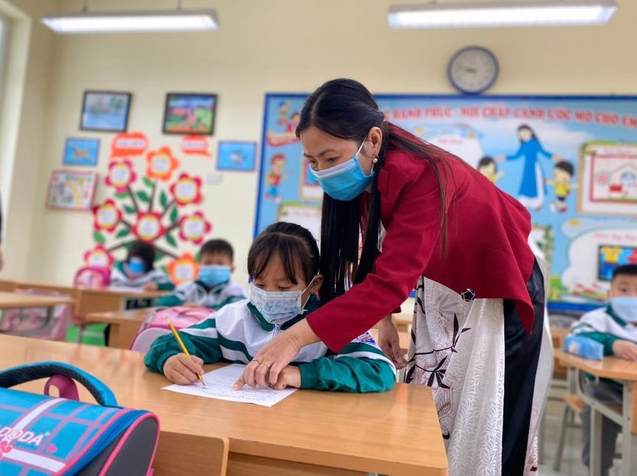 Giáo dục tuần qua: Hơn 500 viên chức ngành giáo dục Hà Nội xin thôi việc - Ảnh 1.