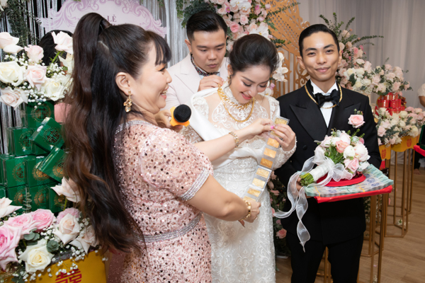 Mẹ Khánh Thi gây ấn tượng tặng vợ chồng con gái 12 cây vàng trong đám hỏi - Ảnh 3.