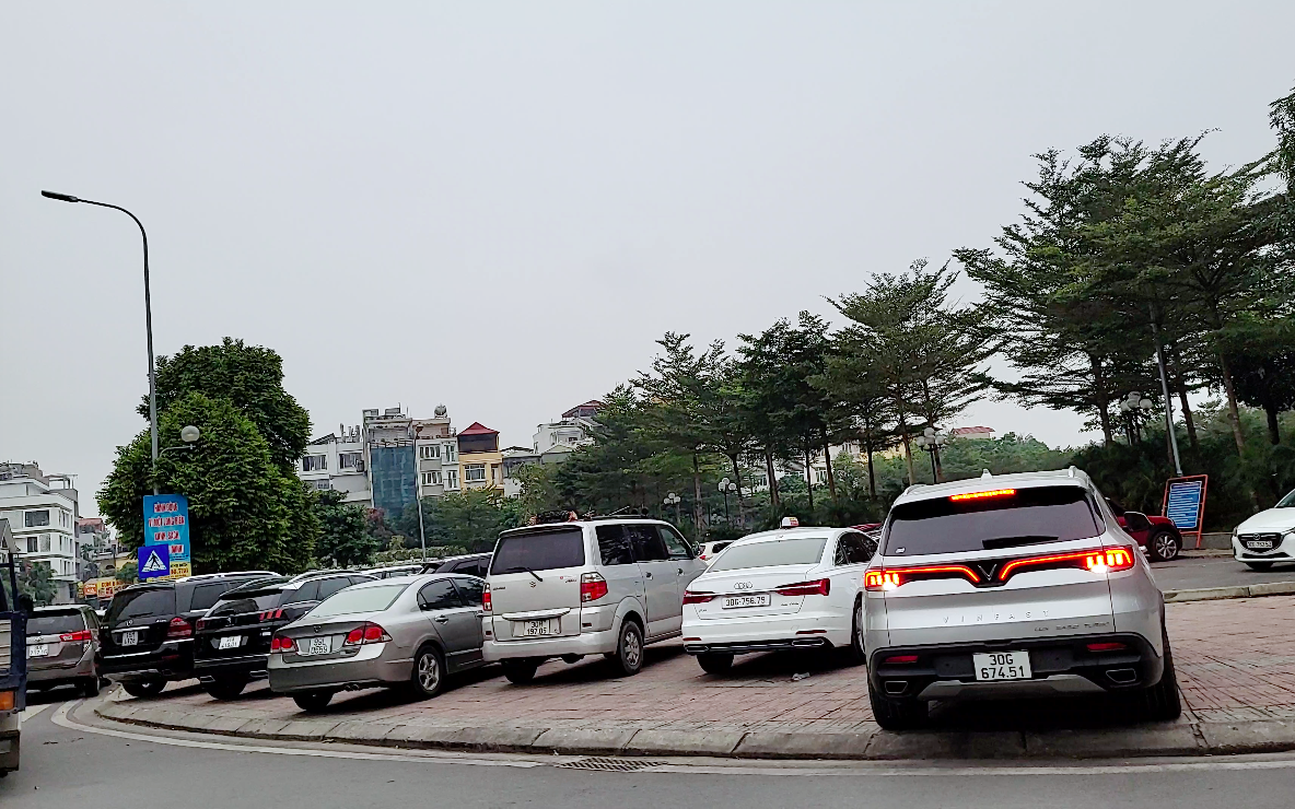 Long Biên (Hà Nội): Vỉa hè, lòng đường, vườn hoa bị chiếm dụng làm nơi đỗ và trông giữ xe ô tô với giá cao