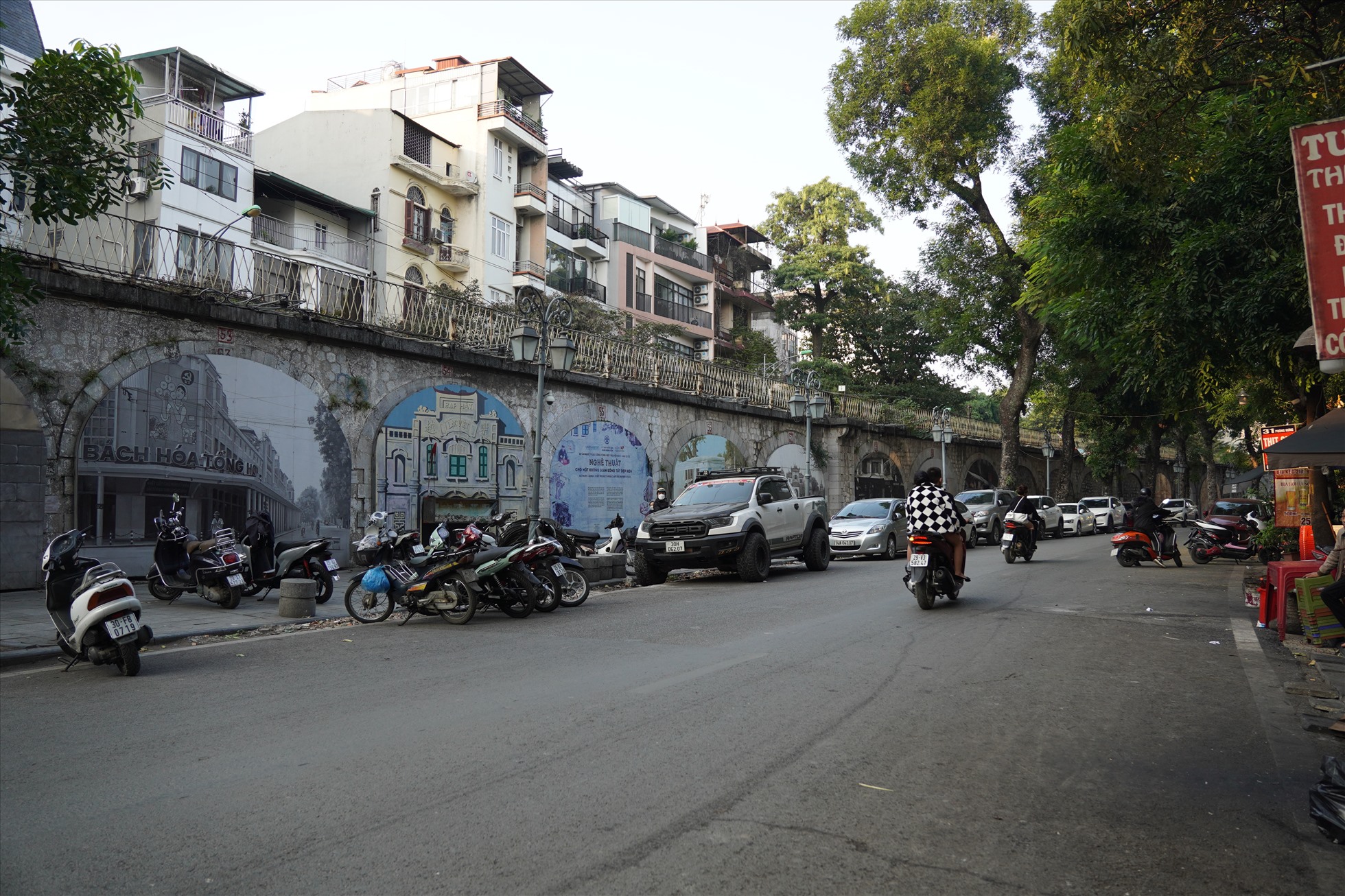 Phố bích họa Phùng Hưng, nơi check in nổi tiếng Hà Nội phai màu, xuống cấp - Ảnh 3.