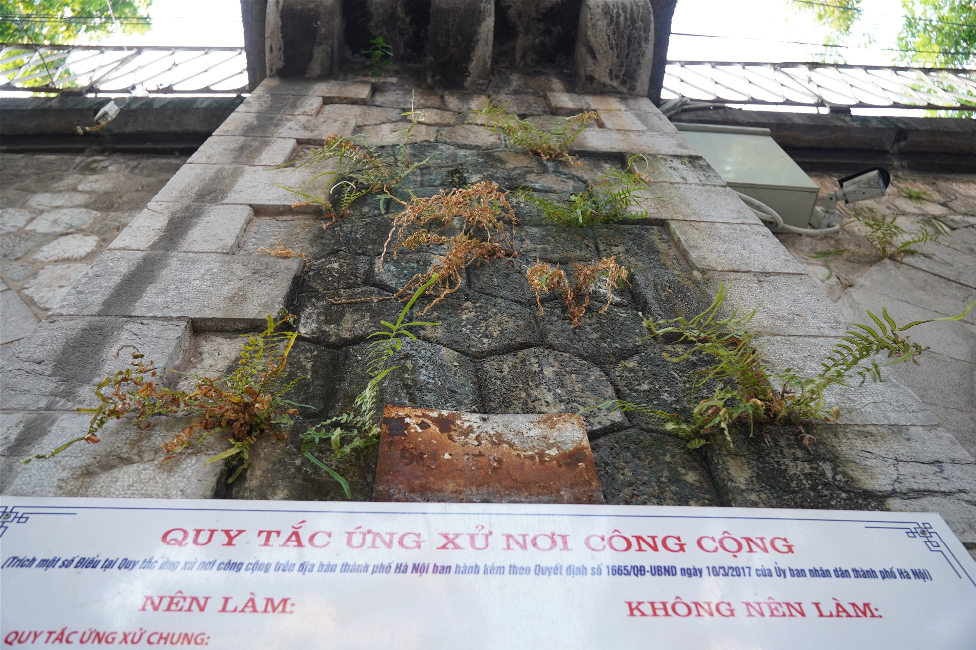 Phố bích họa Phùng Hưng, nơi check in nổi tiếng Hà Nội phai màu, xuống cấp - Ảnh 2.