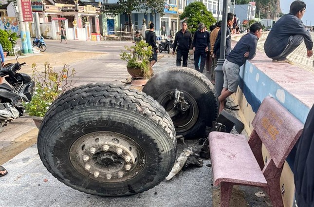 Xe trộn b&ecirc; t&ocirc;ng bất ngờ lao xuống biển, 1 người tử vong - Ảnh 2.