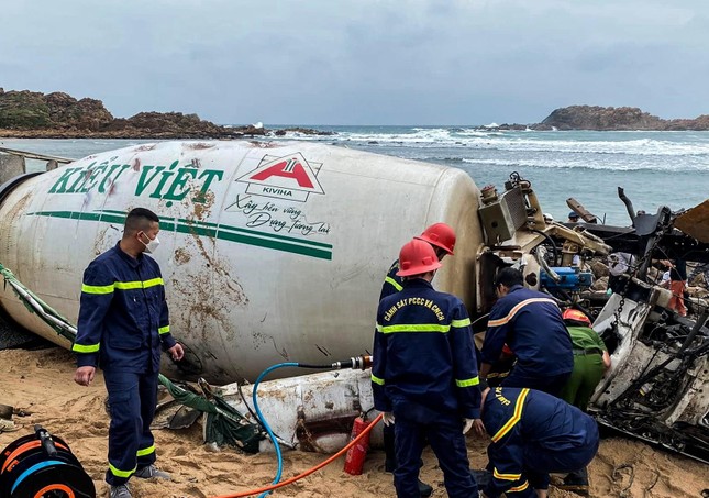 Xe trộn b&ecirc; t&ocirc;ng bất ngờ lao xuống biển, 1 người tử vong - Ảnh 1.