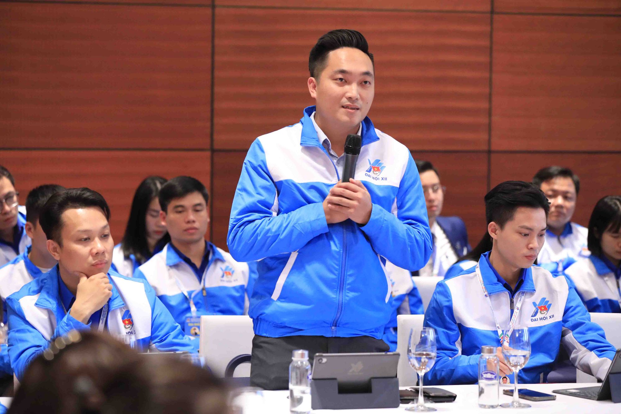 Khát vọng vươn lên của tuổi trẻ Việt Nam - Ảnh 1. Khát vọng vươn lên của tuổi trẻ Việt Nam - Ảnh 1.