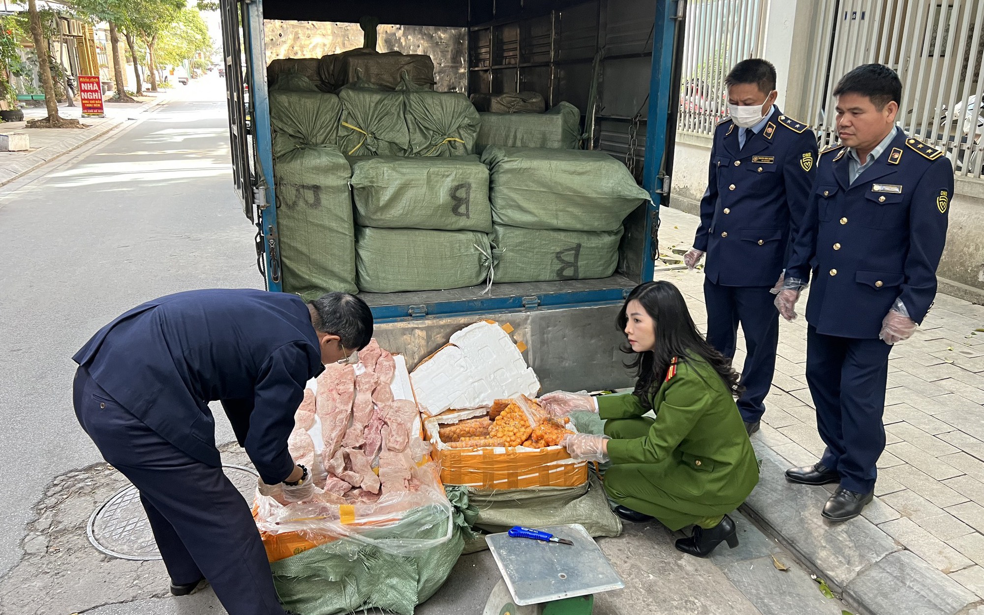 Phát hiện 2 tấn nầm lợn, tràng trứng gà không đảm bảo vệ sinh thú y đang chuẩn bị vận chuyển xuyên tâm Thủ đô