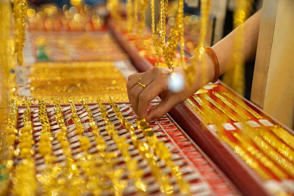 Giá vàng hôm nay 15/12: Giảm rồi tăng dựng đứng, chênh lệch vàng nhẫn và vàng miếng tới 13 triệu/lượng - Ảnh 2.
