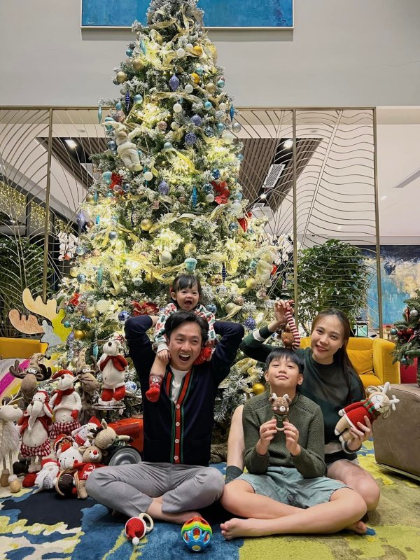 Không phải cây thông Noel, điểm thú vị trong mỗi bức hình Giáng sinh nhà Cường Đô La khiến khán giả thích thú - Ảnh 10.