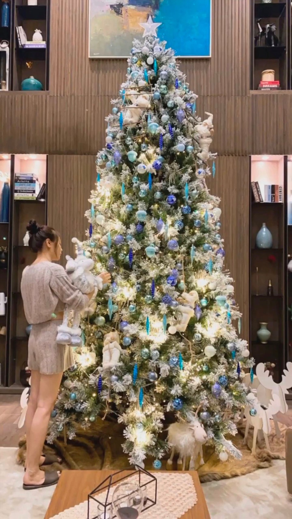 Không phải cây thông Noel, điểm thú vị trong mỗi bức hình Giáng sinh nhà Cường Đô La khiến khán giả thích thú - Ảnh 16.