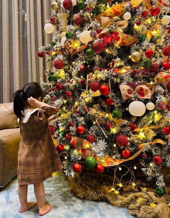 Con gái Cường Đô La lên đồ cực đáng yêu, trổ tài trang trí cây thông ''siêu to khổng lồ'' trước thềm giáng sinh - Ảnh 4.