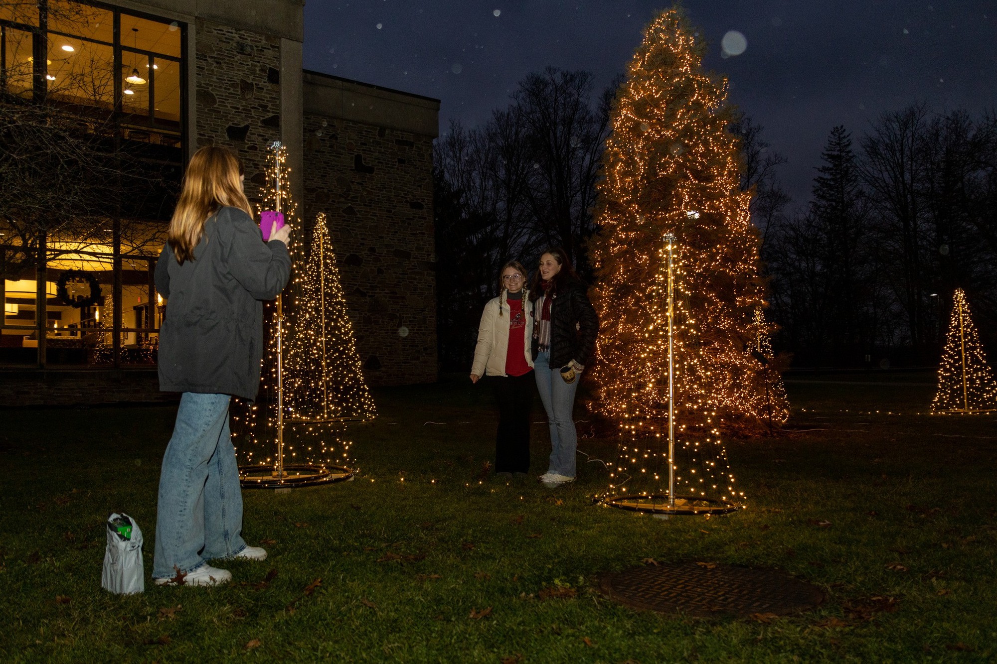 Những cây thông Noel lạ lùng tại các trường đại học top đầu thế giới - Ảnh 16.