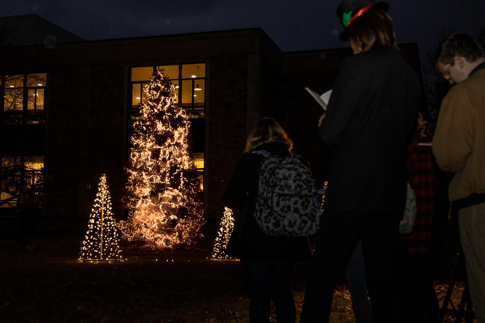 Những cây thông Noel lạ lùng tại các trường đại học top đầu thế giới - Ảnh 15.