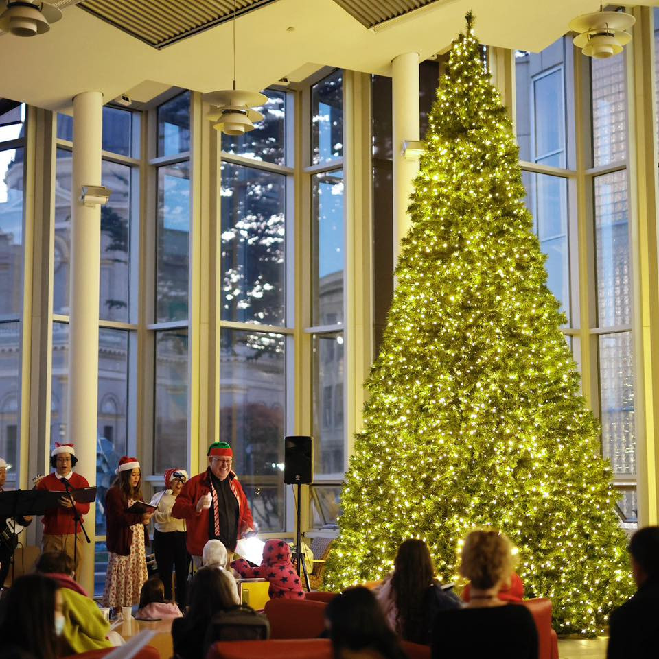 Những cây thông Noel lạ lùng tại các trường đại học top đầu thế giới - Ảnh 31.