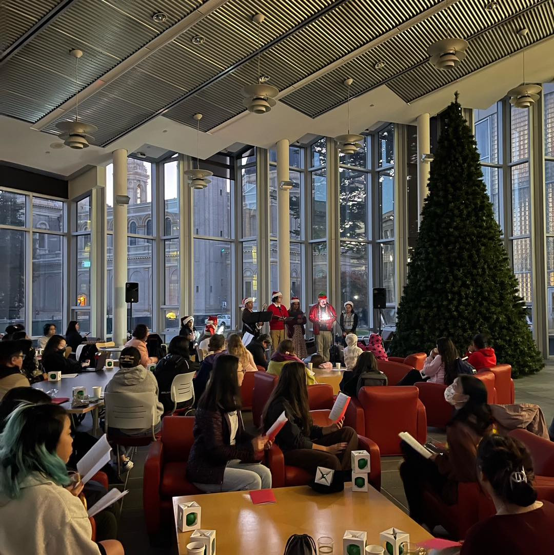 Những cây thông Noel lạ lùng tại các trường đại học top đầu thế giới - Ảnh 29.