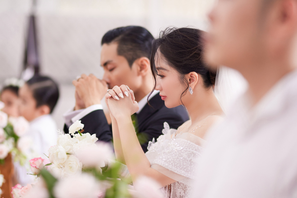 Đám cưới tại nhà thờ của Khánh Thi - Phan Hiển: Cô dâu bật khóc nói điều khiến ai cũng xót xa - Ảnh 4.