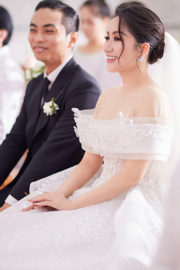 Đám cưới tại nhà thờ của Khánh Thi - Phan Hiển: Cô dâu bật khóc nói điều khiến ai cũng xót xa - Ảnh 15.
