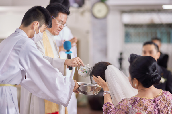Đám cưới tại nhà thờ của Khánh Thi - Phan Hiển: Cô dâu bật khóc nói điều khiến ai cũng xót xa - Ảnh 2.