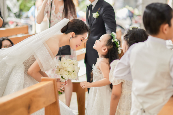 Đám cưới tại nhà thờ của Khánh Thi - Phan Hiển: Cô dâu bật khóc nói điều khiến ai cũng xót xa - Ảnh 6.