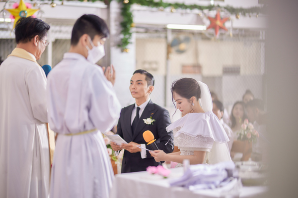 Đám cưới tại nhà thờ của Khánh Thi - Phan Hiển: Cô dâu bật khóc nói điều khiến ai cũng xót xa - Ảnh 3.