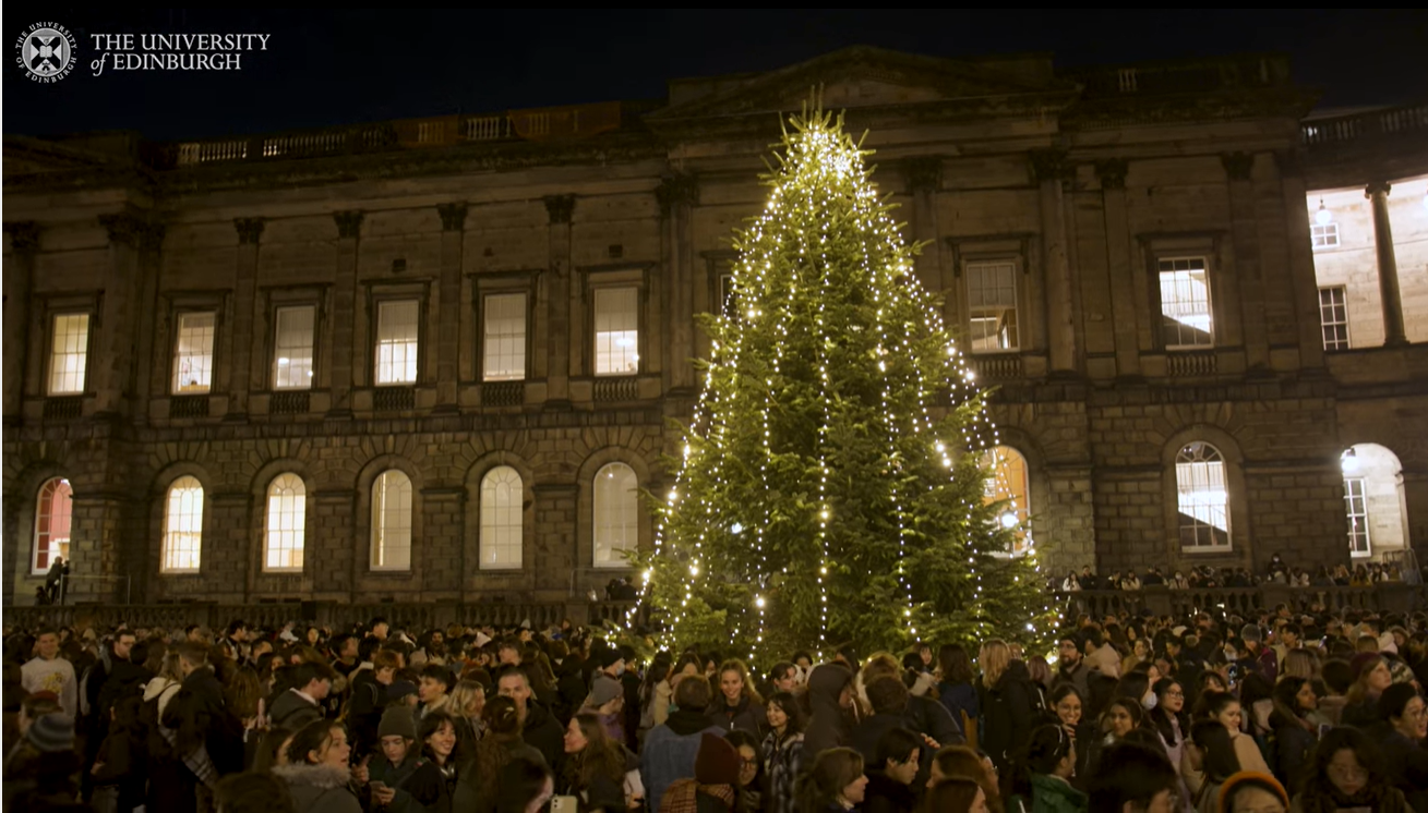 Những cây thông Noel lạ lùng tại các trường đại học top đầu thế giới - Ảnh 7.