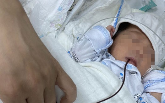 Hai bé sơ sinh bất ngờ nôn ra máu, bác sĩ cảnh báo các bố mẹ tuyệt đối không lặp lại sai lầm nguy hiểm này!