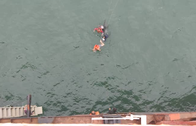 Thuyền bị lật, 2 người phụ nữ bán bia, nước ngọt gặp nạn trên vịnh Hạ Long - Ảnh 1.