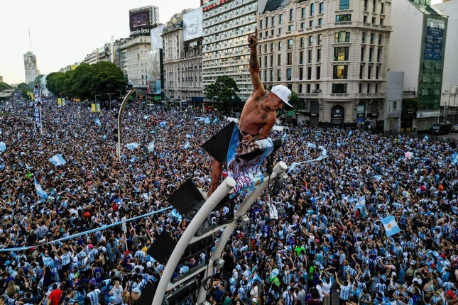 Vì sao người Argentina cuồng bóng đá đến mức ân nhân suốt đời của Messi không muốn họ vô địch? - Ảnh 5.