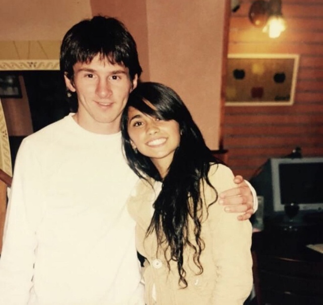Little is known about the 26-year love story of the legendary player Messi and his wife - Photo 2.
