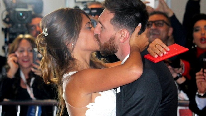 Little is known about the 26-year love affair of the legendary player Messi and his wife - Photo 3.