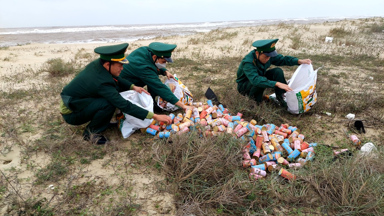 Hàng trăm hộp thuốc lá nhãn hiệu nước ngoài trôi dạt vào bờ biển Quảng Bình - Ảnh 1.